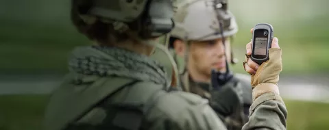 士兵的手里持有gps和确定的位置坐标而第二个士兵使用的无线电通信在军事行动